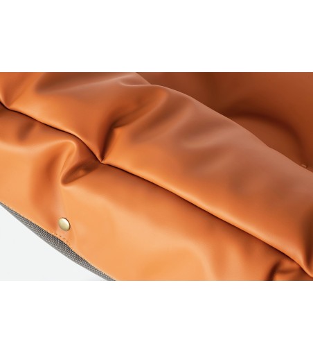 Fotel ARNI LOW z podnóżkiem - pomarańczowa ekoskóra, podstawa ciemna miedziana