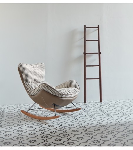 Fotel bujany OTILIA brązowa pepitka -  drewniane płozy, ekoskóra