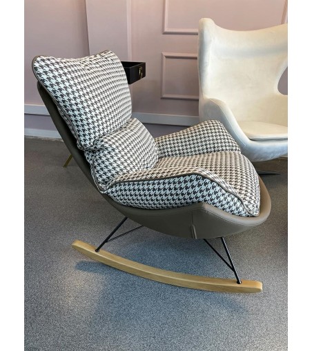 Fotel bujany OTILIA brązowa pepitka -  drewniane płozy, ekoskóra